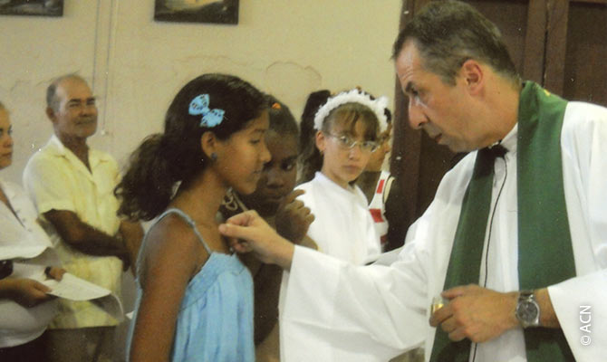 Padrinos de la escuela: Mons. Roger Houngbédji, Arzobispo de Cotonú, y el P. Daniel Ange, inspirador de “Juventud-Felicidad”.