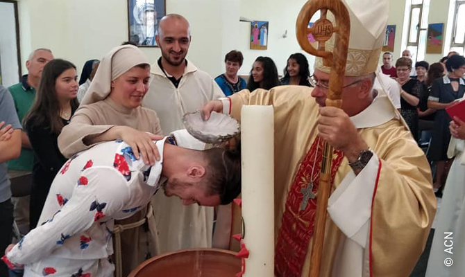 Baptême dansla communauté « Famullia Shen Luka Ungjilltar » à Korçë.