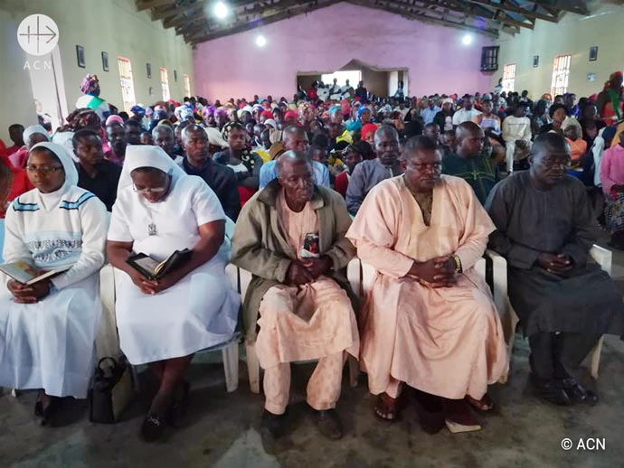 Parishioners of St. Francis Parish Fwapwa at the Mass in honour of those killed in the Fulani attacks.