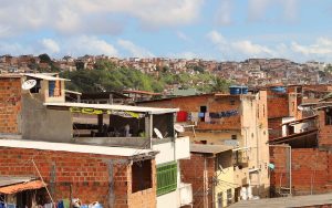 En una favela de Río: una niña de 12 años con una fe a prueba de balas