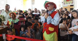 Obispo vestido de payaso comparte alegría del Evangelio con niños venezolanos