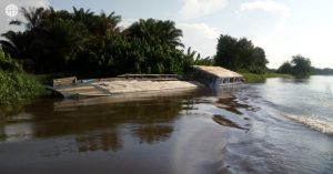 República Democrática del Congo: Reparación de un barco en una Diócesis con numerosas vías fluviales