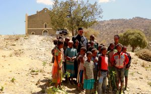 Sacerdotes en las montañas fronterizas
