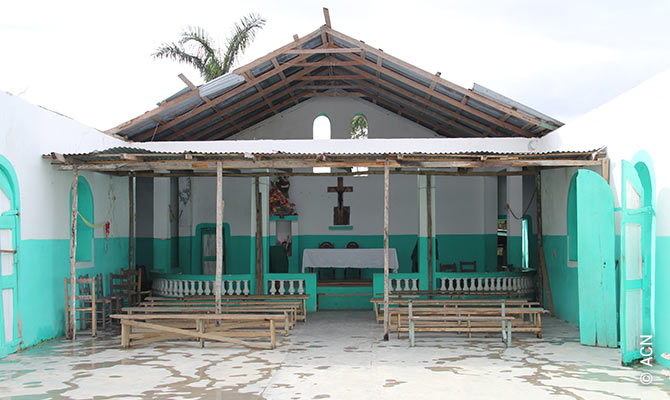 A capela de São Miguel Arcanjo, nas montanhas perto de Jacmel, é um exemplo do estado de muitas igrejas no Haiti.