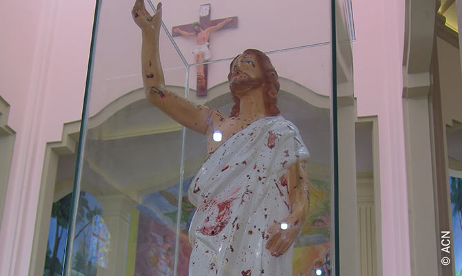 La statua macchiata con il sangue delle vittime nella Chiesa di San Sebastiano a Katuwapitiya.