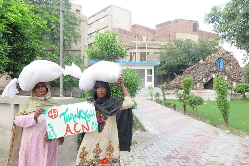 Zwei Frauen aus Faisalabad in Pakistan bedanken sich fürdie Hilfe.