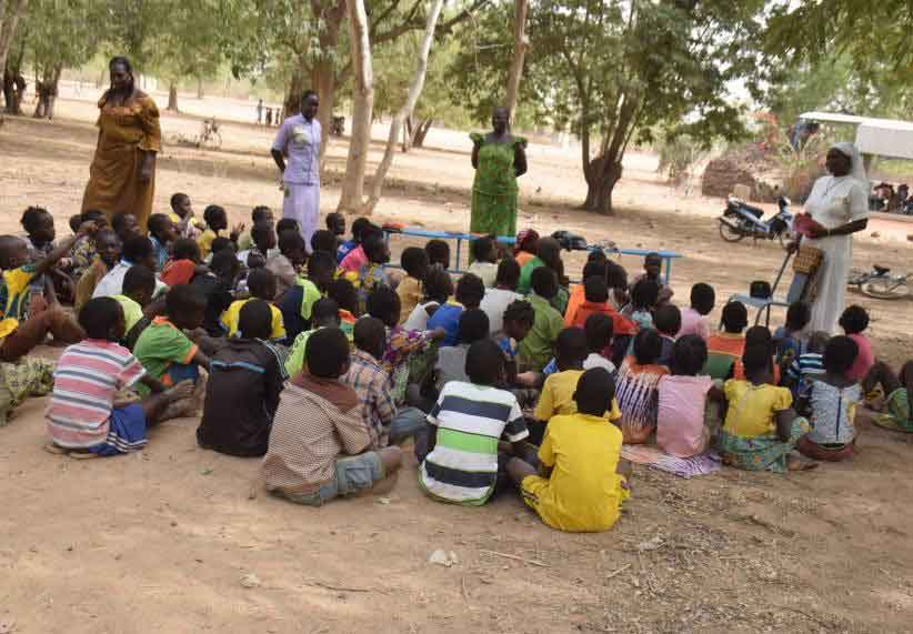 Sœurs de l’Immaculée Conception s’occupant d’enfants au Burkina Faso.