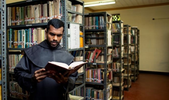 Giovani religiosi sostenuti da ACN a Kolkata, India.