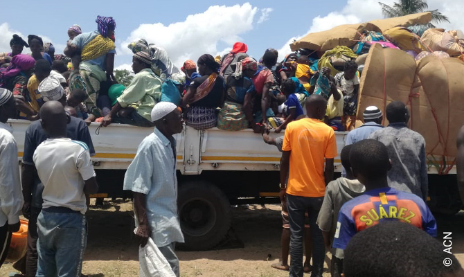 Mozambique, Cabo Delgado Noviembre de 2020 Nuevas masacres de los yihadistas - el número de refugiados crece diariamente en Cabo Delgado: Refugiados después de los recientes ataques en la provincia de Cabo Deldado - refugios en un camión.