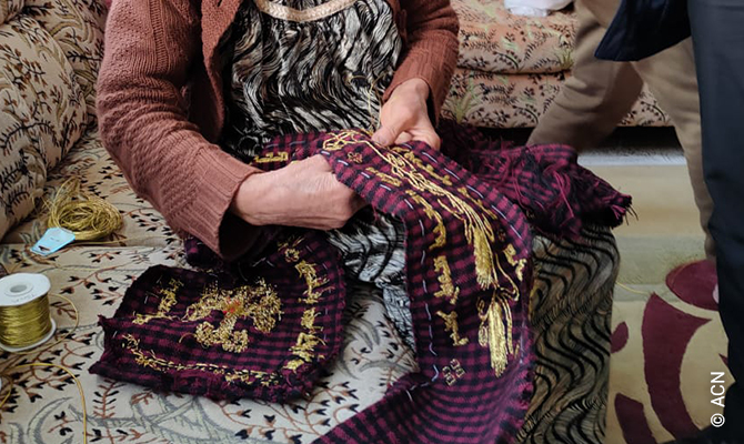 The stole is entirely handmade from the fabric woven by Khaya Bakter, a local artisan, in the traditional colours of Qaraqosh (black and purple).