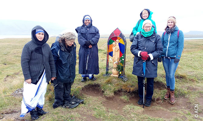 Irmãs de Madre Teresa em peregrinação à ilha Viðey, Islândia.