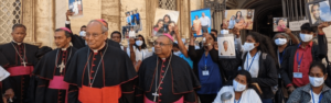 Le cardinal Malcolm Ranjith (cardinal du Sri Lanka) lors de la cérémonie de commémoration des victimes des attentats du dimanche de Pâques 2019 au Sri Lanka, accompagné de certaines des victimes, le 25 avril 2022.