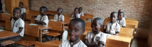 Enfants dans une salle de classe de l'école des Sœurs Carmélites de l'Enfant Jésus au Burundi.