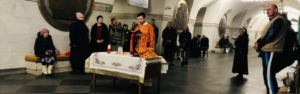 Liturgia en el refugio antiaéreo de Kiev durante la guerra