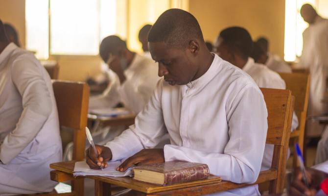 El seminarista católico Richard durante sus clases en Nigeria.