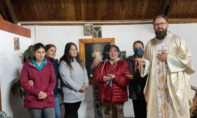 El padre Tomasz Grzyb con sus feligreses en Argentina.