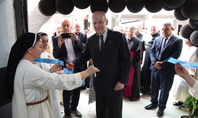 Thomas Heine-Geldern durante la inauguración de la Escuela Secundaria Al Tahira