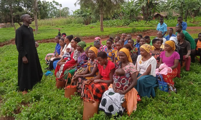 Le père Michael Daniel, prêtre catholique de Tanzanie, enseigne aux fidèles.