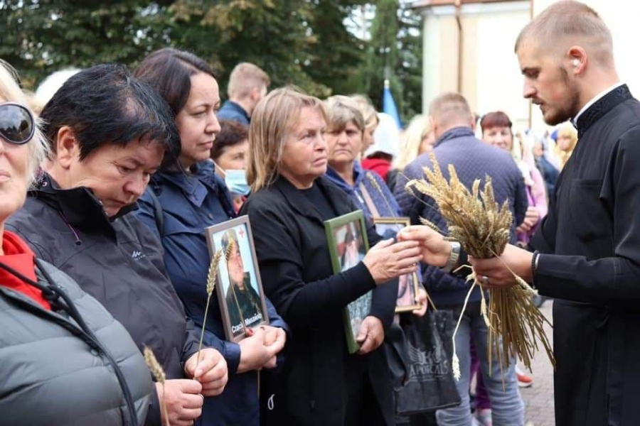 Seminarian with families of victims of the war in Ukraine.