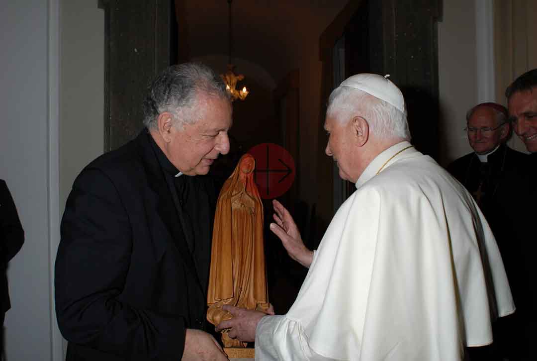 Benedikt XVI. überreicht P. J. Alliende zum 60-jährigen Gründungsjubiläum von ACN 2007 eine Madonnenstatue. 