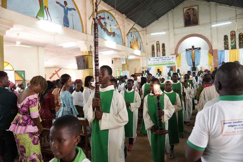 Procesión hacia la iglesia - santa misa en la "Jornada Mundial del Emigrante y del Refugiado".