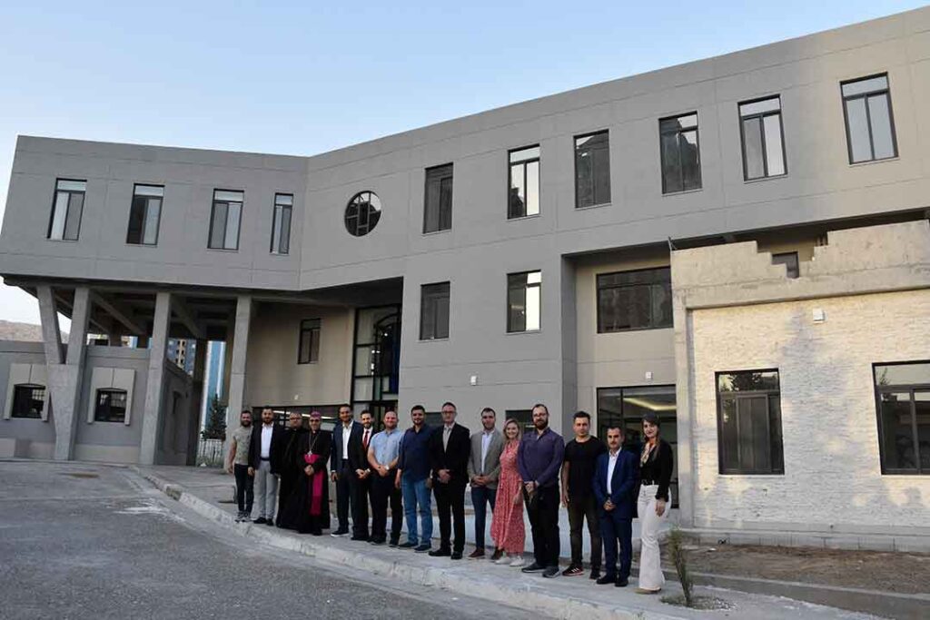 Foto de grupo con el obispo Azad Shaba delante del Centro Pastoral Papa Francisco en Duhok