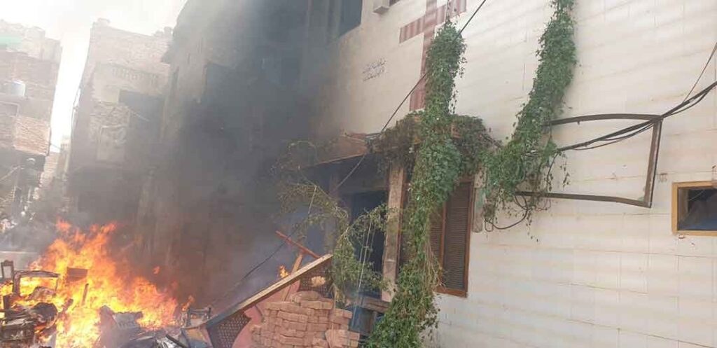 Iglesia quemada y muebles ardiendo en la calle