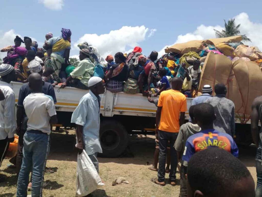 Angriffe in Cabo Deldado - Flüchtlinge auf einem Lastwagen