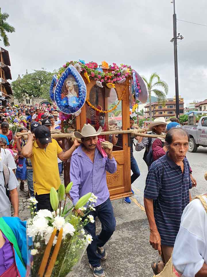 Procesión en el centro de la ciudad, en Huejutla