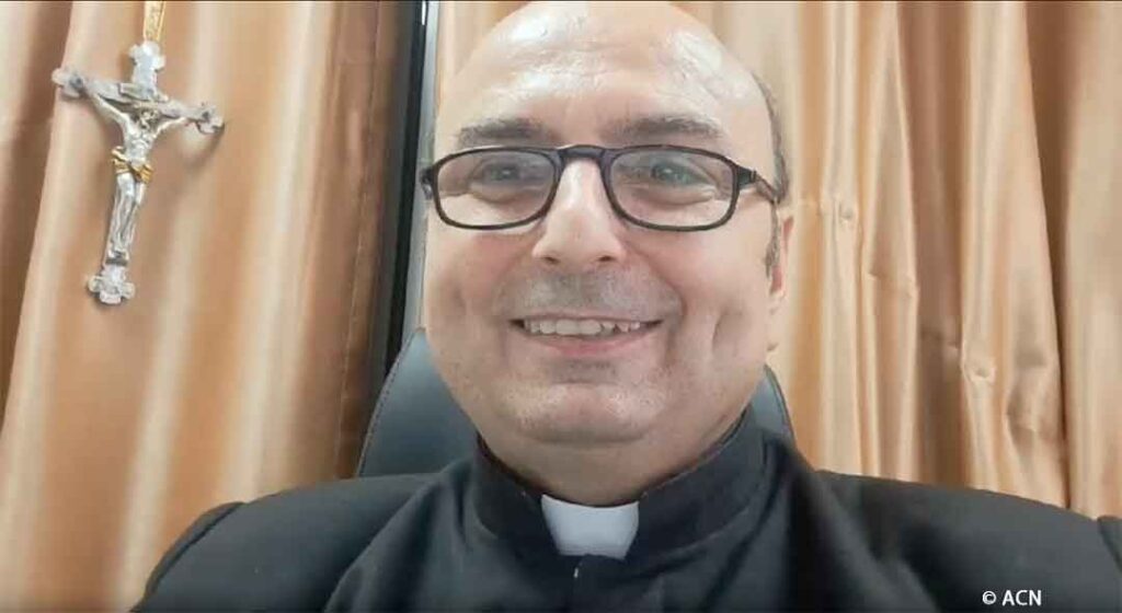 Le Père Gabriel Romanelli a été légèrement blessé à la jambe.