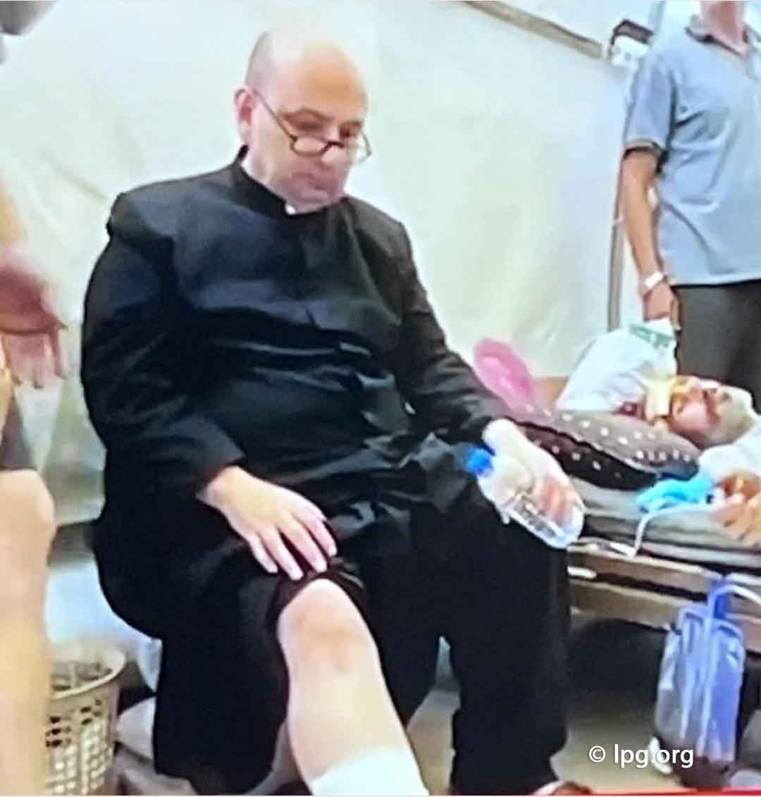 El padre Gabriel Romanelli sufrió heridas leves en la pierna