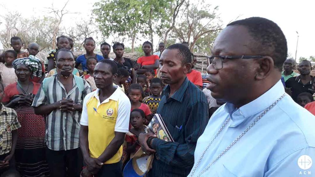 Bishop António Juliasse visiting the IDP resettlement of Meculane