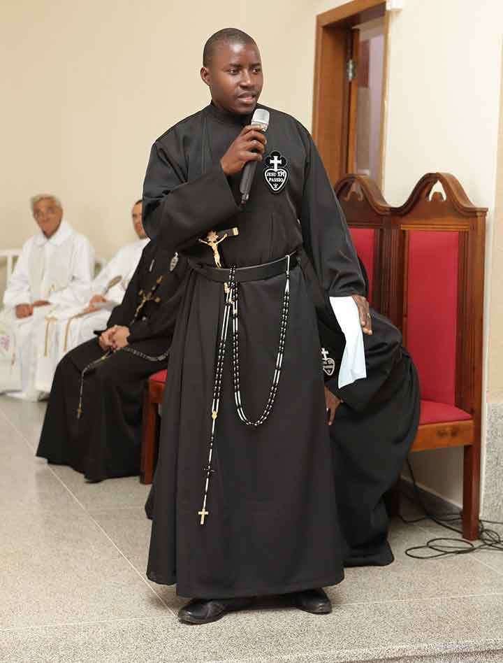 El padre Kwiriwi Fonseca, sacerdote pasionista que sirve en la diócesis de Pemba