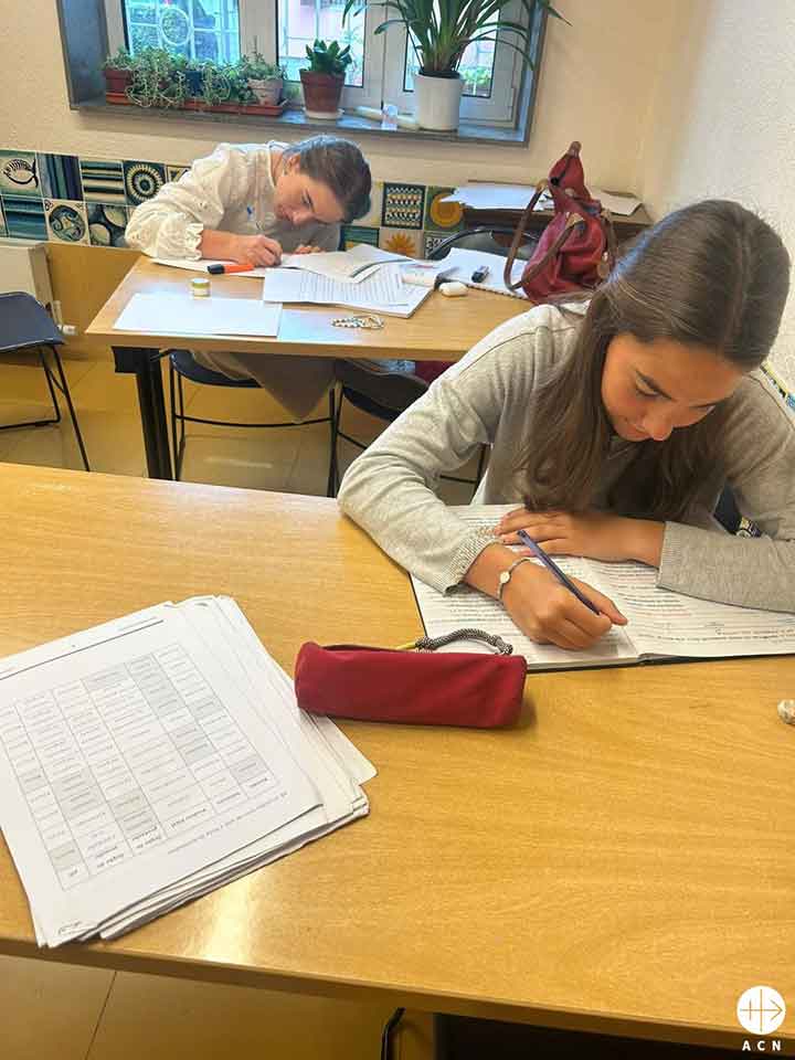Miembros de Darca estudian para sus exámenes de fin de curso
