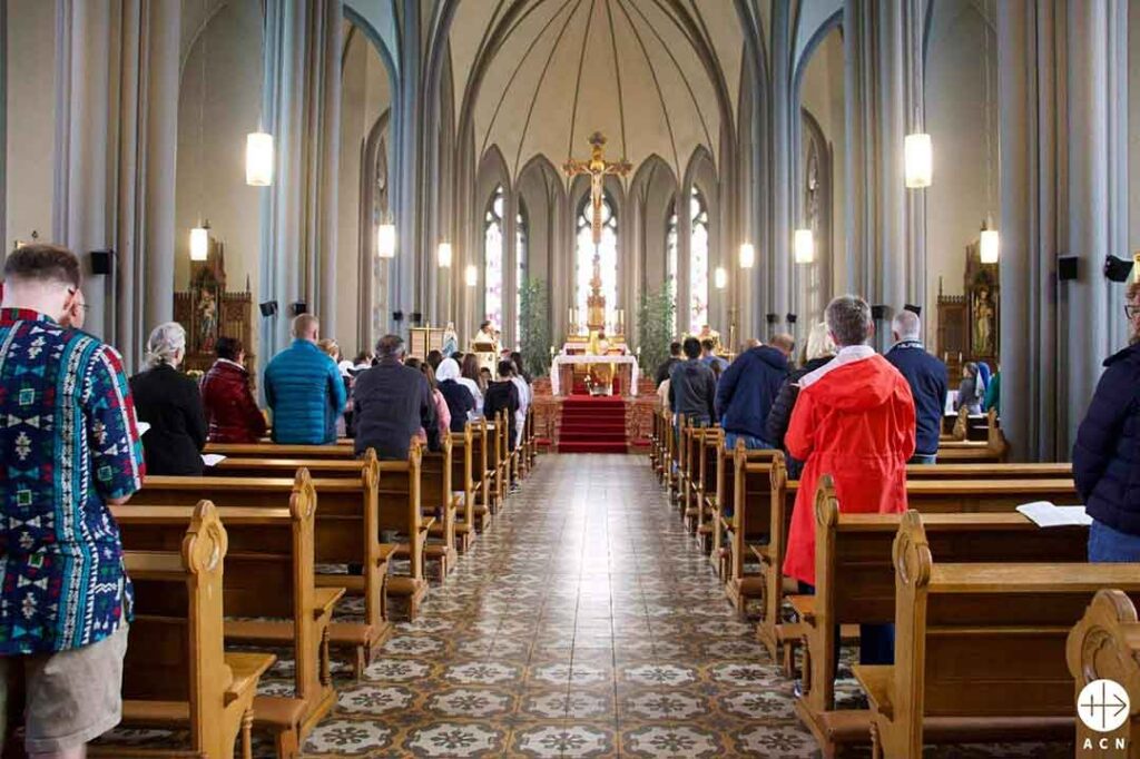 La messe est célébrée en cinq langues différentes tous les quelques dimanches en Islande